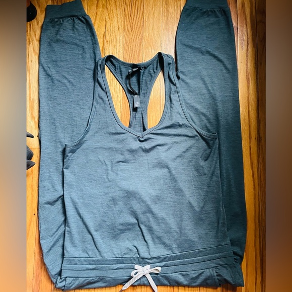 Vuori Lux Jumpsuit sz S
Color: Stone Heather - Picture 8 of 11